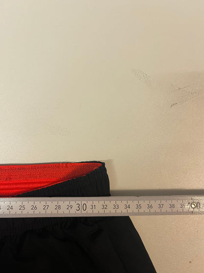 Entdecke unsere Vintage Track Pants von Nike und anderen Marken, erhältlich bei Valuxery.de - Dein Shop für trendige Vintage - Kleidung. Unsere Track Pants sind aus hochwertigen Materialien und