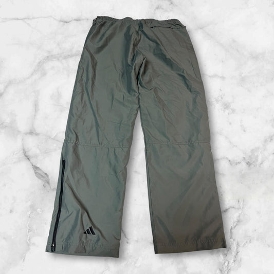 Entdecke unsere Vintage Track Pants von Nike und anderen Marken, erhältlich bei Valuxery.de - Dein Shop für trendige Vintage - Kleidung. Unsere Track Pants sind aus hochwertigen Materialien und