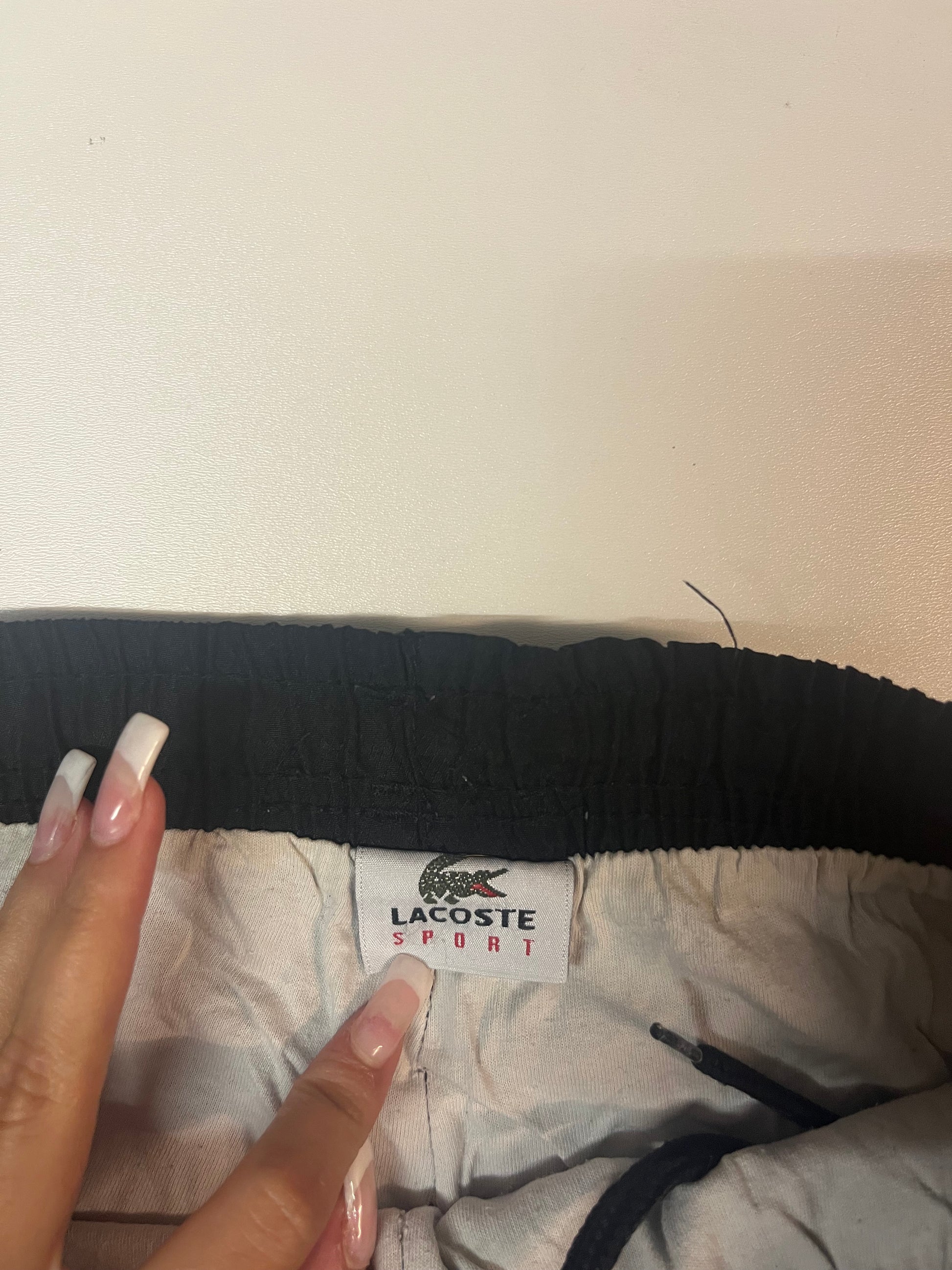 Entdecke unsere Vintage Track Pants von Nike und anderen Marken, erhältlich bei Valuxery.de - Dein Shop für trendige Vintage - Kleidung. Unsere Track Pants sind aus hochwertigen Materialien und