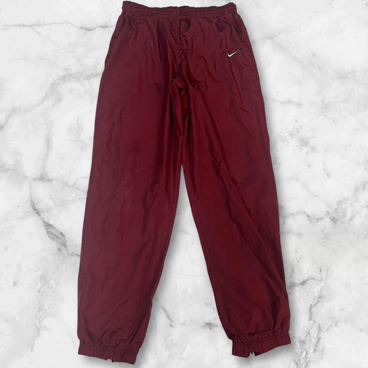 Entdecke unsere Vintage Track Pants von Nike und anderen Marken, erhältlich bei Valuxery.de - Dein Shop für trendige Vintage - Kleidung. Unsere Track Pants sind aus hochwertigen Materialien und