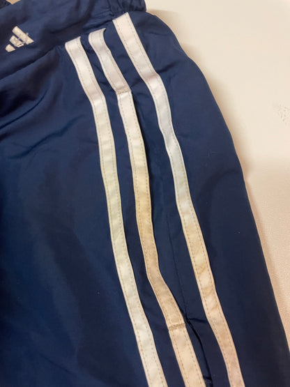 Entdecke unsere Vintage Track Pants von Nike und anderen Marken, erhältlich bei Valuxery.de - Dein Shop für trendige Vintage - Kleidung. Unsere Track Pants sind aus hochwertigen Materialien und