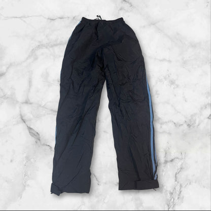 Entdecke unsere Vintage Track Pants von Nike und anderen Marken, erhältlich bei Valuxery.de - Dein Shop für trendige Vintage - Kleidung. Unsere Track Pants sind aus hochwertigen Materialien und