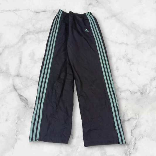 Entdecke unsere Vintage Track Pants von Nike und anderen Marken, erhältlich bei Valuxery.de - Dein Shop für trendige Vintage - Kleidung. Unsere Track Pants sind aus hochwertigen Materialien und
