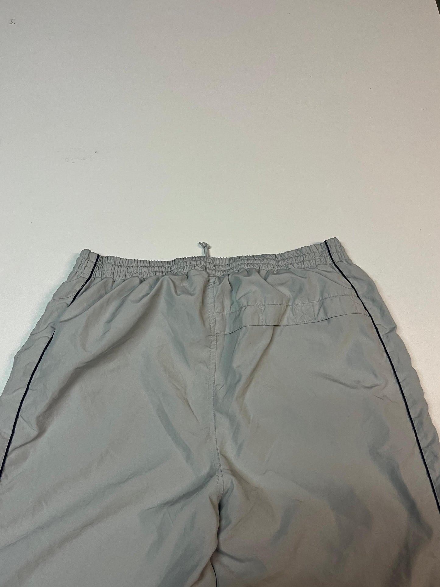 Entdecke unsere Vintage Track Pants von Nike und anderen Marken, erhältlich bei Valuxery.de - Dein Shop für trendige Vintage - Kleidung. Unsere Track Pants sind aus hochwertigen Materialien und