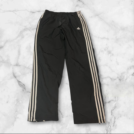 Entdecke unsere Vintage Track Pants von Nike und anderen Marken, erhältlich bei Valuxery.de - Dein Shop für trendige Vintage - Kleidung. Unsere Track Pants sind aus hochwertigen Materialien und