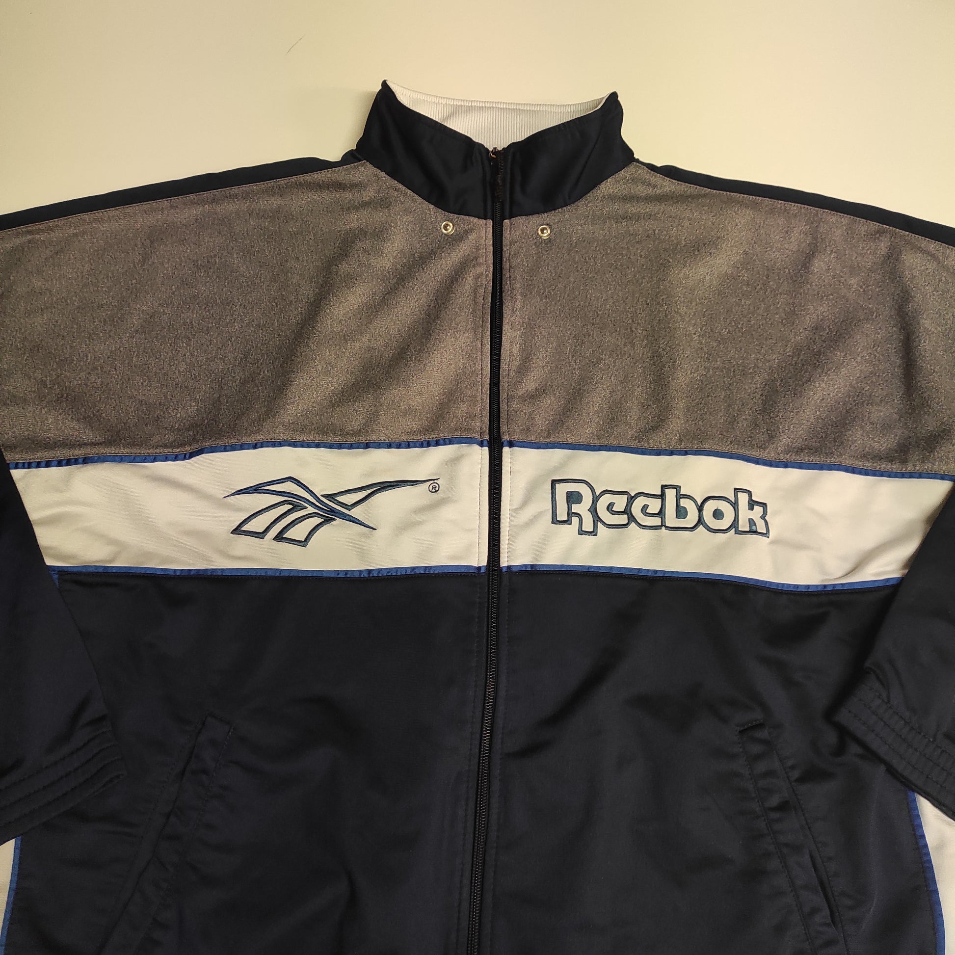 Entdecke unsere Vintage Track Pants von Nike und anderen Marken, erhältlich bei Valuxery.de - Dein Shop für trendige Vintage - Kleidung. Unsere Track Pants sind aus hochwertigen Materialien und