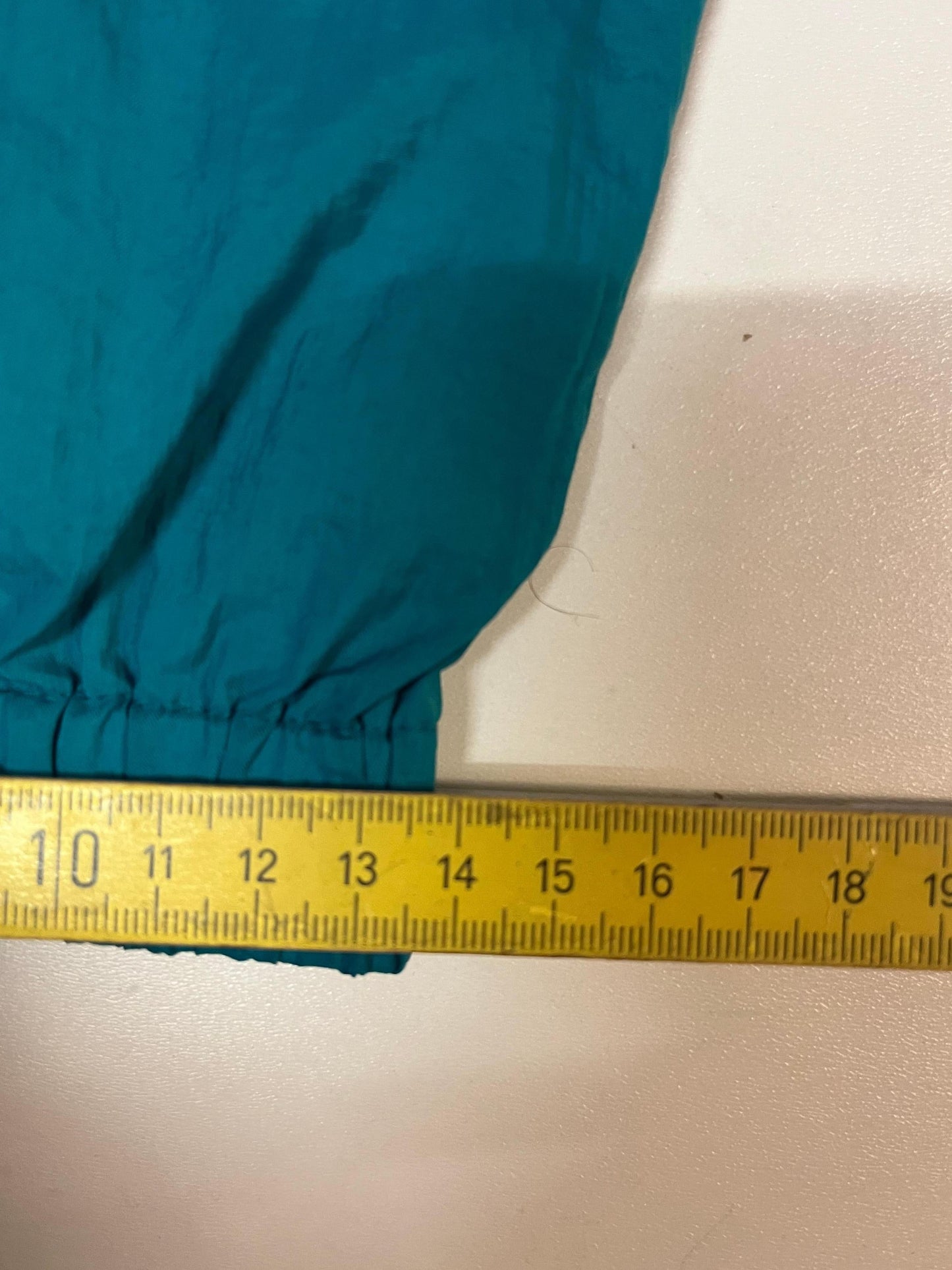 Entdecke unsere Vintage Track Pants von Nike und anderen Marken, erhältlich bei Valuxery.de - Dein Shop für trendige Vintage - Kleidung. Unsere Track Pants sind aus hochwertigen Materialien und