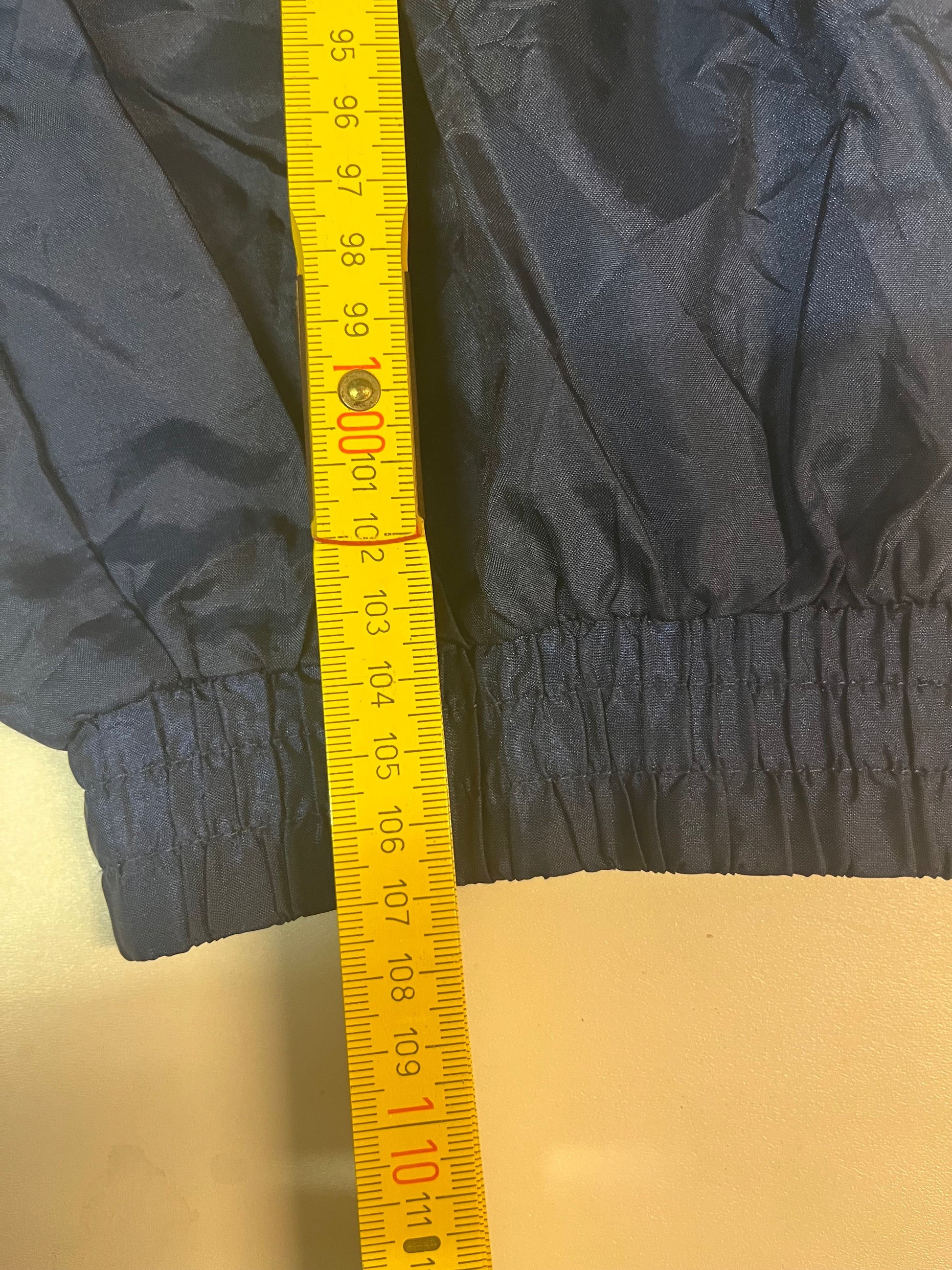 Entdecke unsere Vintage Track Pants von Nike und anderen Marken, erhältlich bei Valuxery.de - Dein Shop für trendige Vintage - Kleidung. Unsere Track Pants sind aus hochwertigen Materialien und