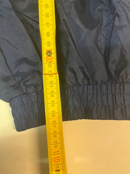 Entdecke unsere Vintage Track Pants von Nike und anderen Marken, erhältlich bei Valuxery.de - Dein Shop für trendige Vintage - Kleidung. Unsere Track Pants sind aus hochwertigen Materialien und