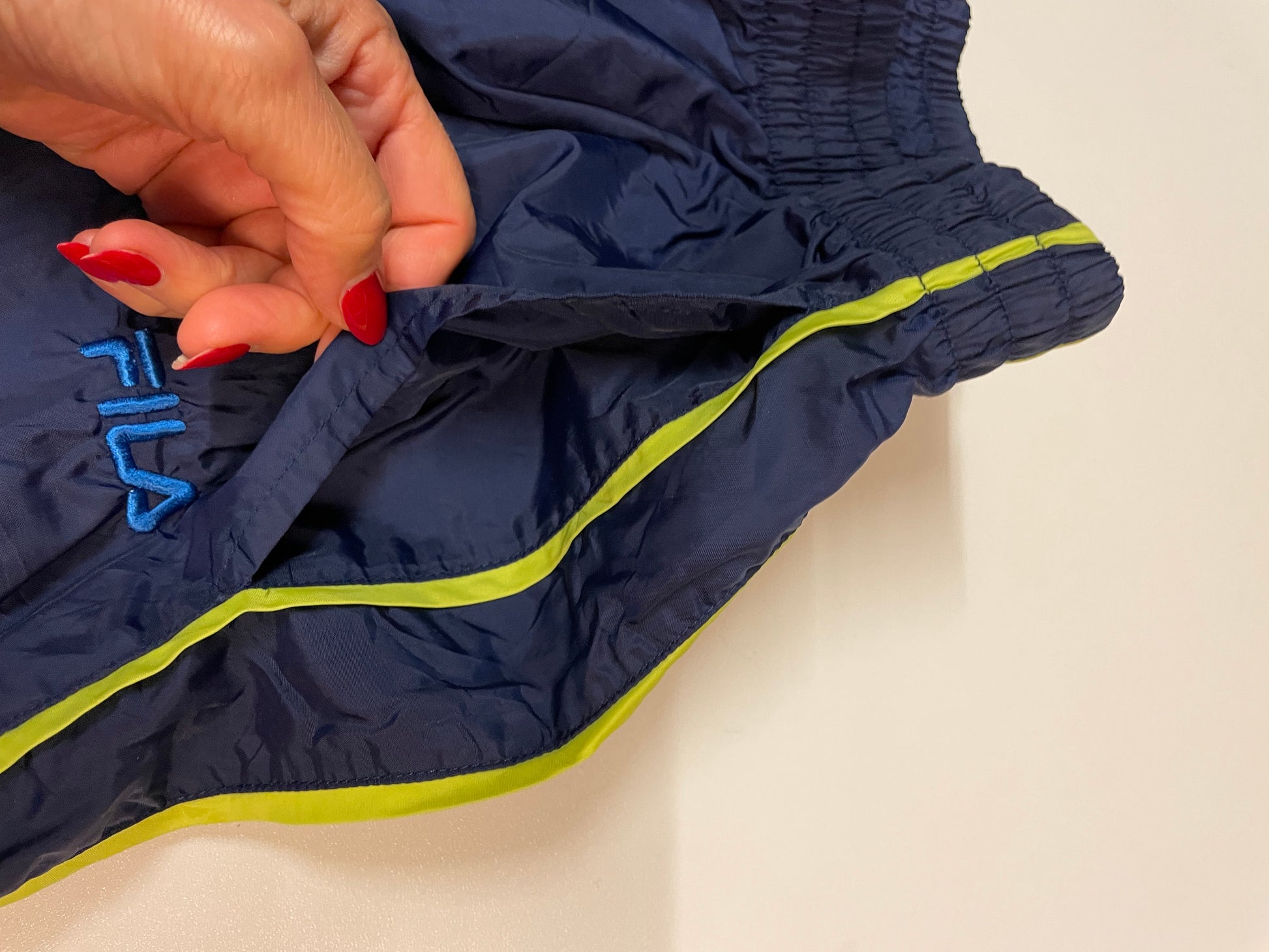Entdecke unsere Vintage Track Pants von Nike und anderen Marken, erhältlich bei Valuxery.de - Dein Shop für trendige Vintage - Kleidung. Unsere Track Pants sind aus hochwertigen Materialien und