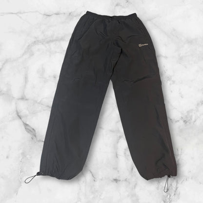 Entdecke unsere Vintage Track Pants von Nike und anderen Marken, erhältlich bei Valuxery.de - Dein Shop für trendige Vintage - Kleidung. Unsere Track Pants sind aus hochwertigen Materialien und