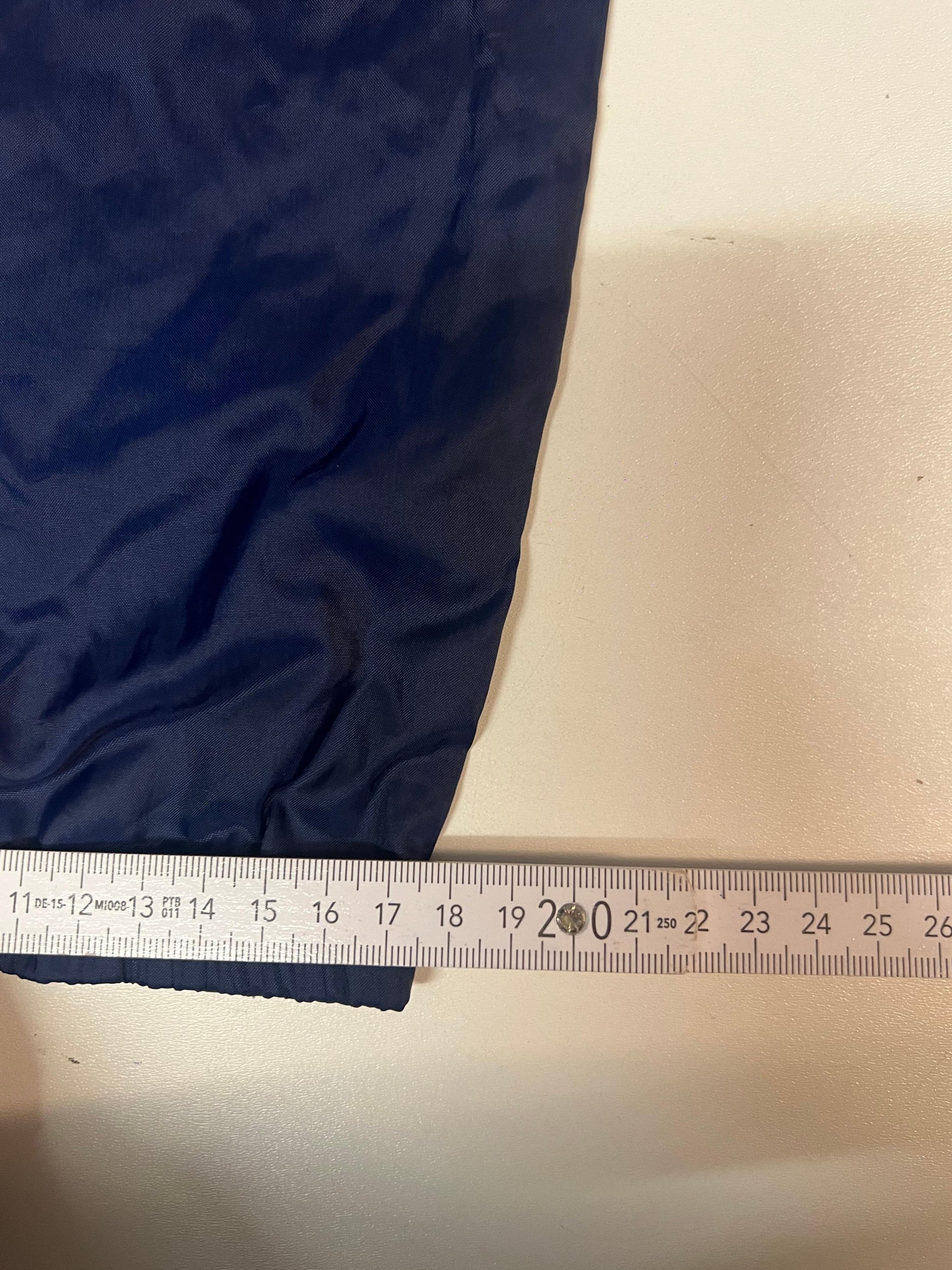 Entdecke unsere Vintage Track Pants von Nike und anderen Marken, erhältlich bei Valuxery.de - Dein Shop für trendige Vintage - Kleidung. Unsere Track Pants sind aus hochwertigen Materialien und