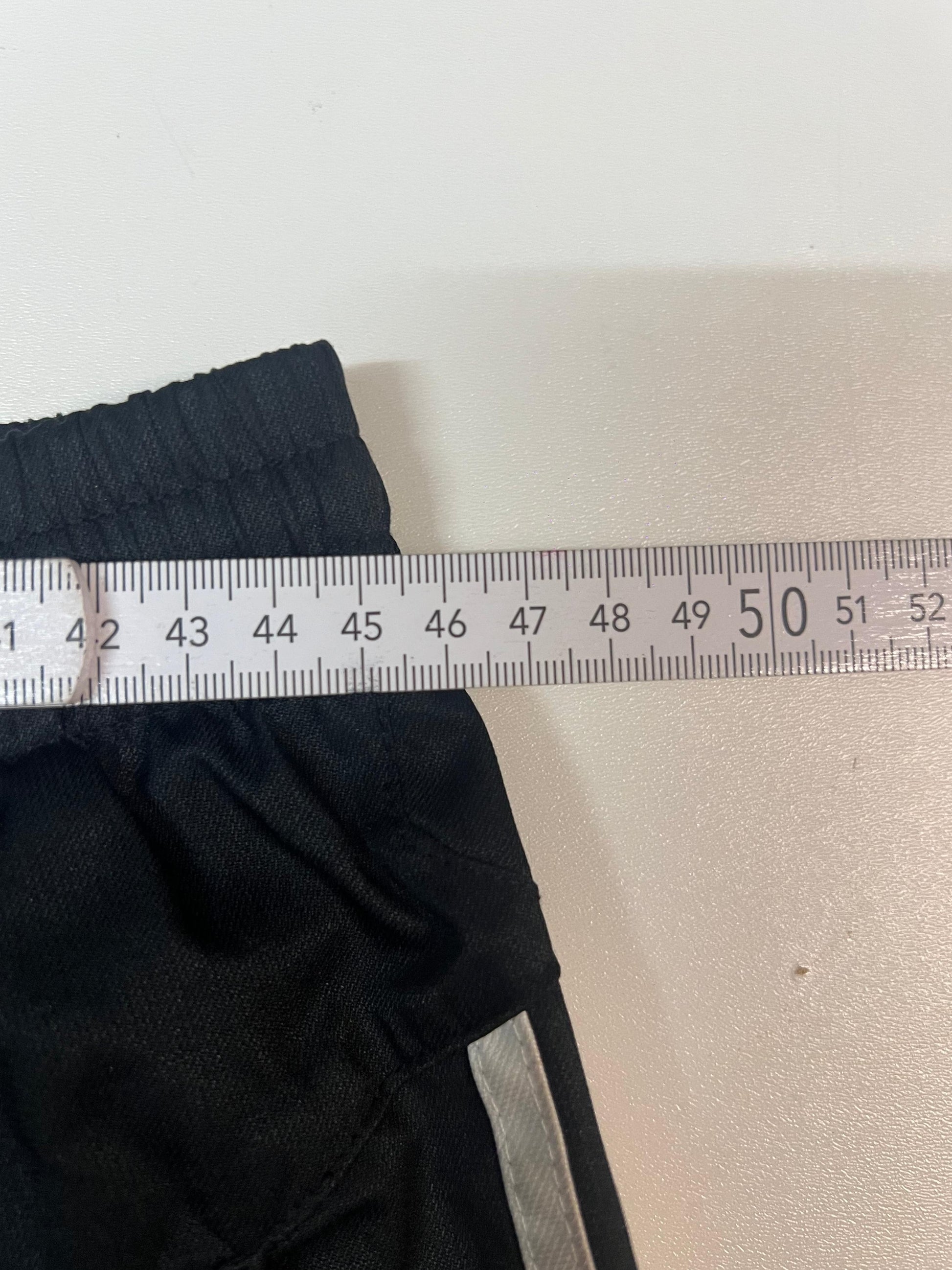 Entdecke unsere Vintage Track Pants von Nike und anderen Marken, erhältlich bei Valuxery.de - Dein Shop für trendige Vintage - Kleidung. Unsere Track Pants sind aus hochwertigen Materialien und
