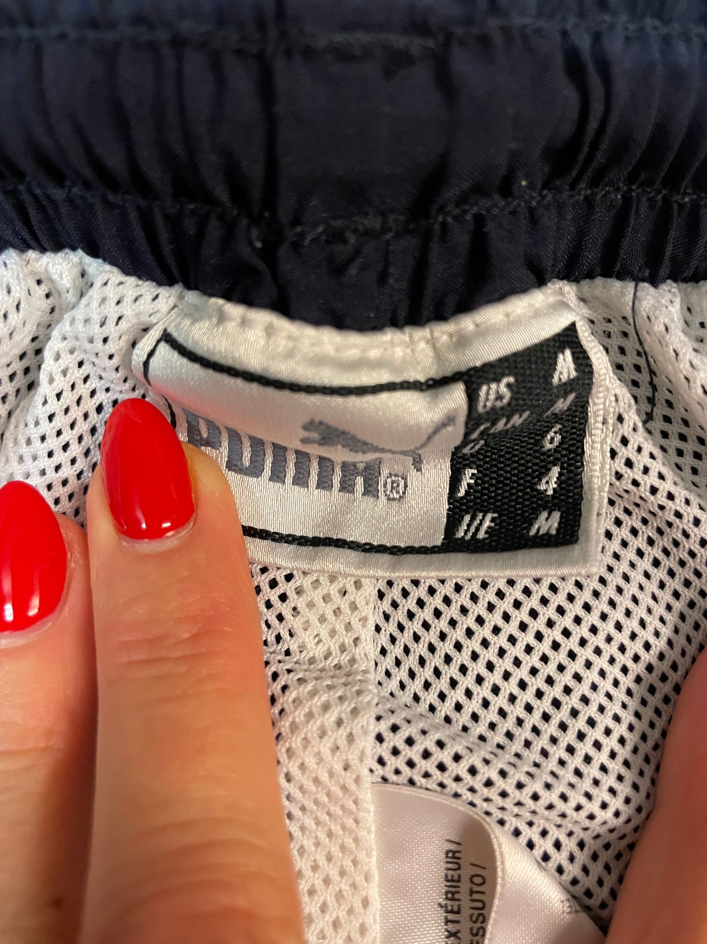 Entdecke unsere Vintage Track Pants von Nike und anderen Marken, erhältlich bei Valuxery.de - Dein Shop für trendige Vintage - Kleidung. Unsere Track Pants sind aus hochwertigen Materialien und