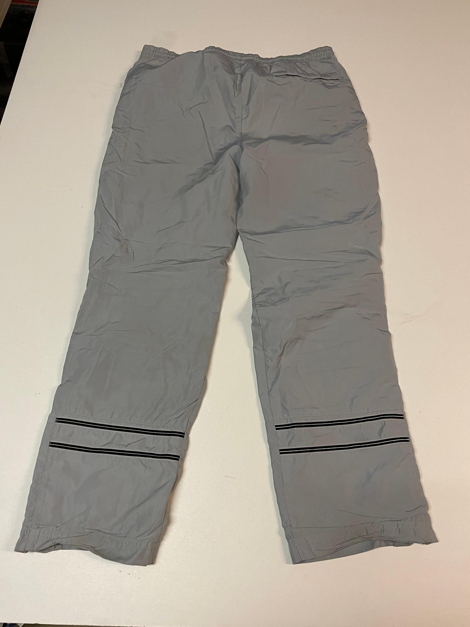 Entdecke unsere Vintage Track Pants von Nike und anderen Marken, erhältlich bei Valuxery.de - Dein Shop für trendige Vintage - Kleidung. Unsere Track Pants sind aus hochwertigen Materialien und