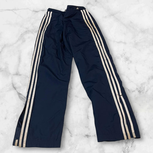 Entdecke unsere Vintage Track Pants von Nike und anderen Marken, erhältlich bei Valuxery.de - Dein Shop für trendige Vintage - Kleidung. Unsere Track Pants sind aus hochwertigen Materialien und