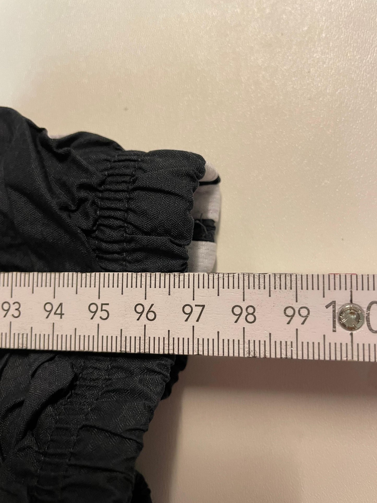 Entdecke unsere Vintage Track Pants von Nike und anderen Marken, erhältlich bei Valuxery.de - Dein Shop für trendige Vintage - Kleidung. Unsere Track Pants sind aus hochwertigen Materialien und
