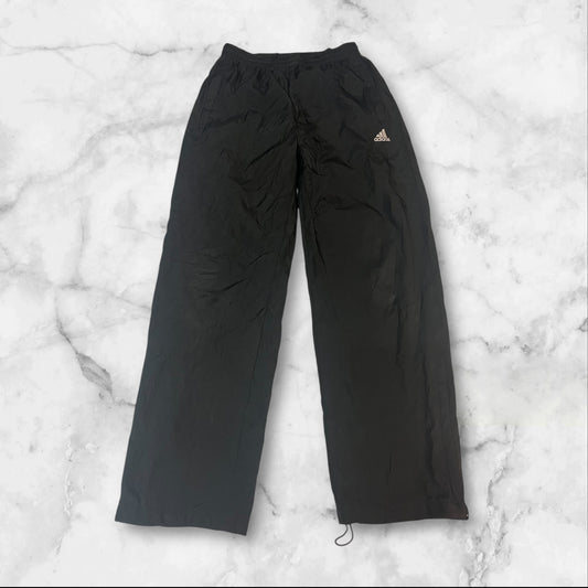 Entdecke unsere Vintage Track Pants von Nike und anderen Marken, erhältlich bei Valuxery.de - Dein Shop für trendige Vintage - Kleidung. Unsere Track Pants sind aus hochwertigen Materialien und