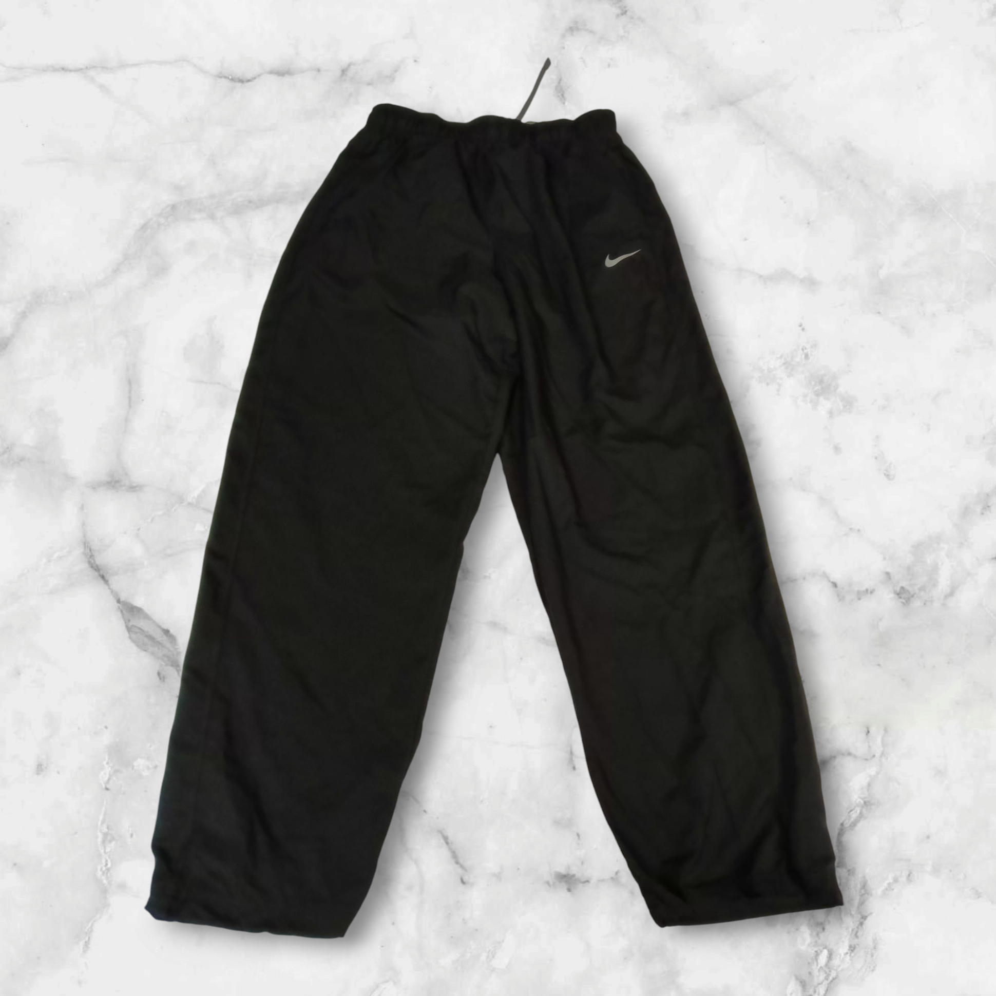 Entdecke unsere Vintage Track Pants von Nike und anderen Marken, erhältlich bei Valuxery.de - Dein Shop für trendige Vintage - Kleidung. Unsere Track Pants sind aus hochwertigen Materialien und