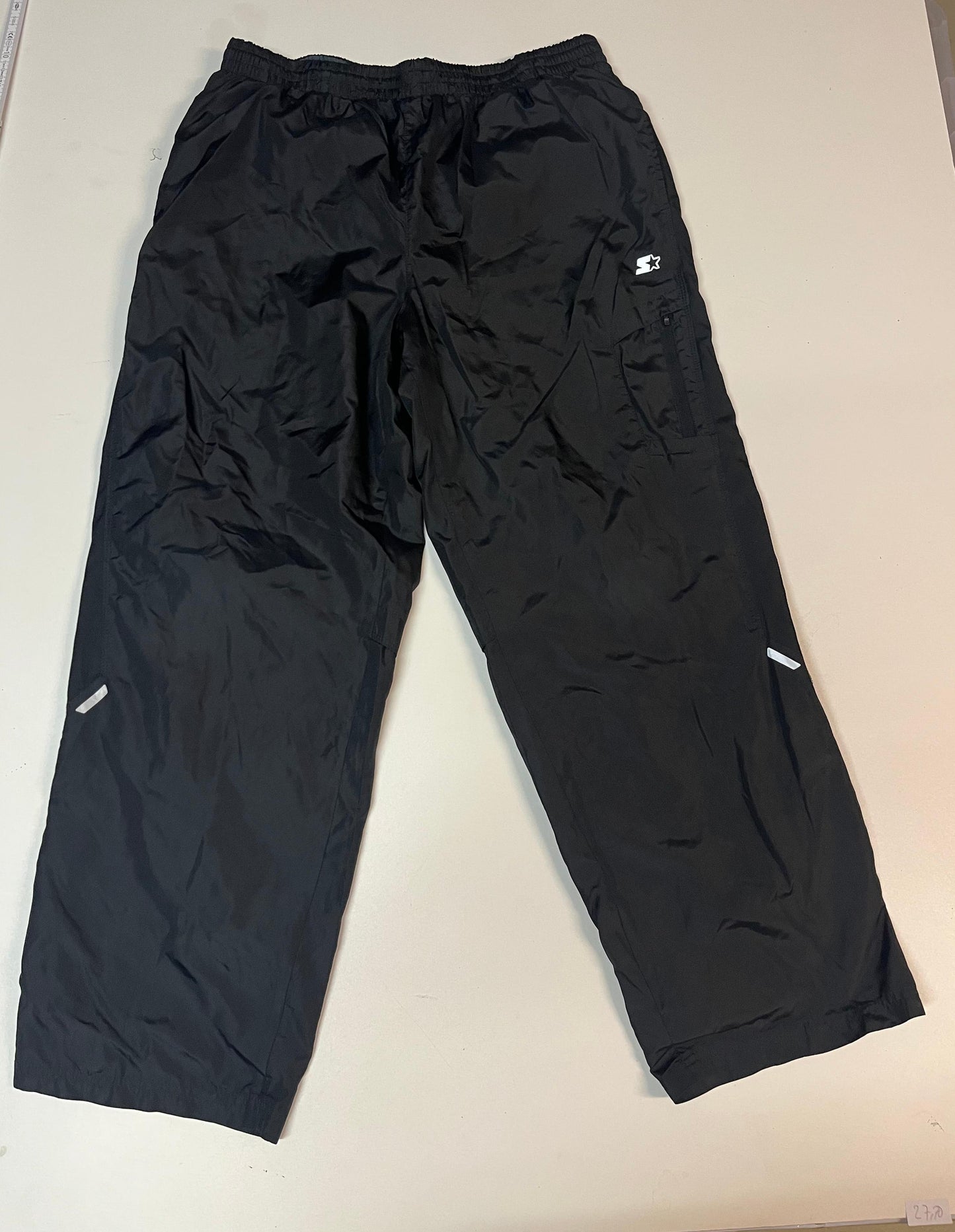 Entdecke unsere Vintage Track Pants von Nike und anderen Marken, erhältlich bei Valuxery.de - Dein Shop für trendige Vintage - Kleidung. Unsere Track Pants sind aus hochwertigen Materialien und