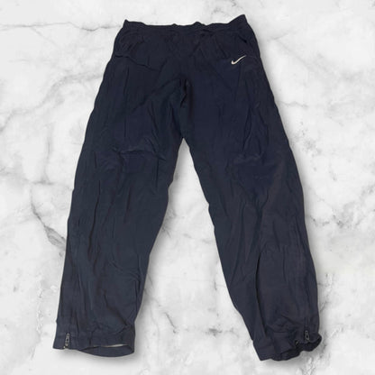 Entdecke unsere Vintage Track Pants von Nike und anderen Marken, erhältlich bei Valuxery.de - Dein Shop für trendige Vintage - Kleidung. Unsere Track Pants sind aus hochwertigen Materialien und