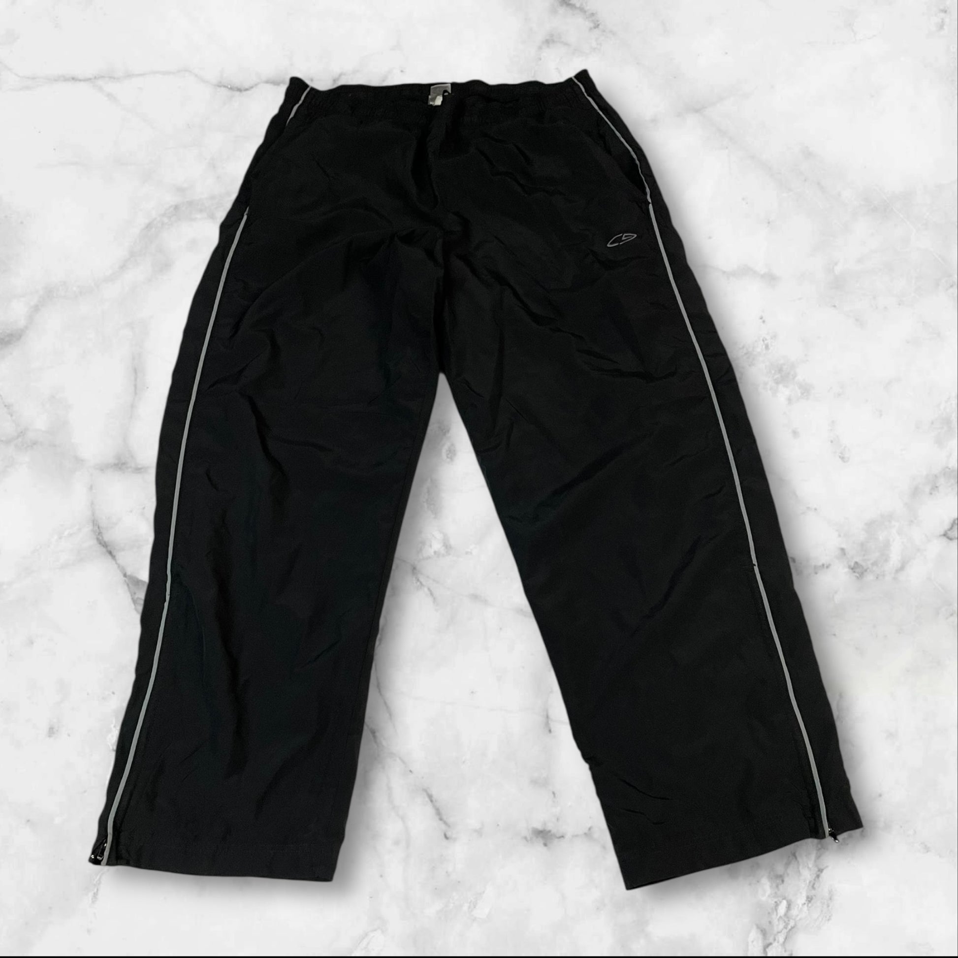 Entdecke unsere Vintage Track Pants von Nike und anderen Marken, erhältlich bei Valuxery.de - Dein Shop für trendige Vintage - Kleidung. Unsere Track Pants sind aus hochwertigen Materialien und