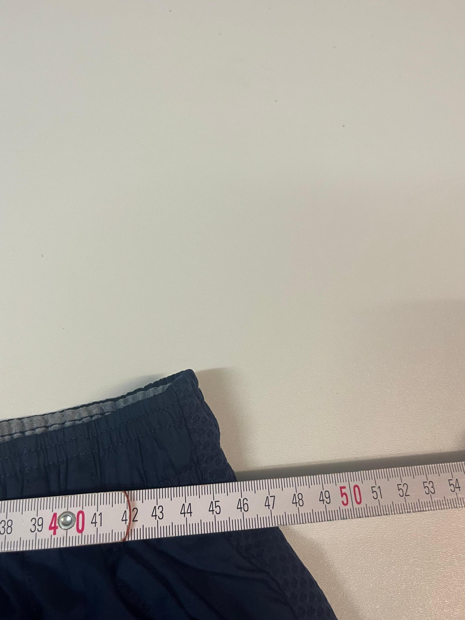 Entdecke unsere Vintage Track Pants von Nike und anderen Marken, erhältlich bei Valuxery.de - Dein Shop für trendige Vintage - Kleidung. Unsere Track Pants sind aus hochwertigen Materialien und