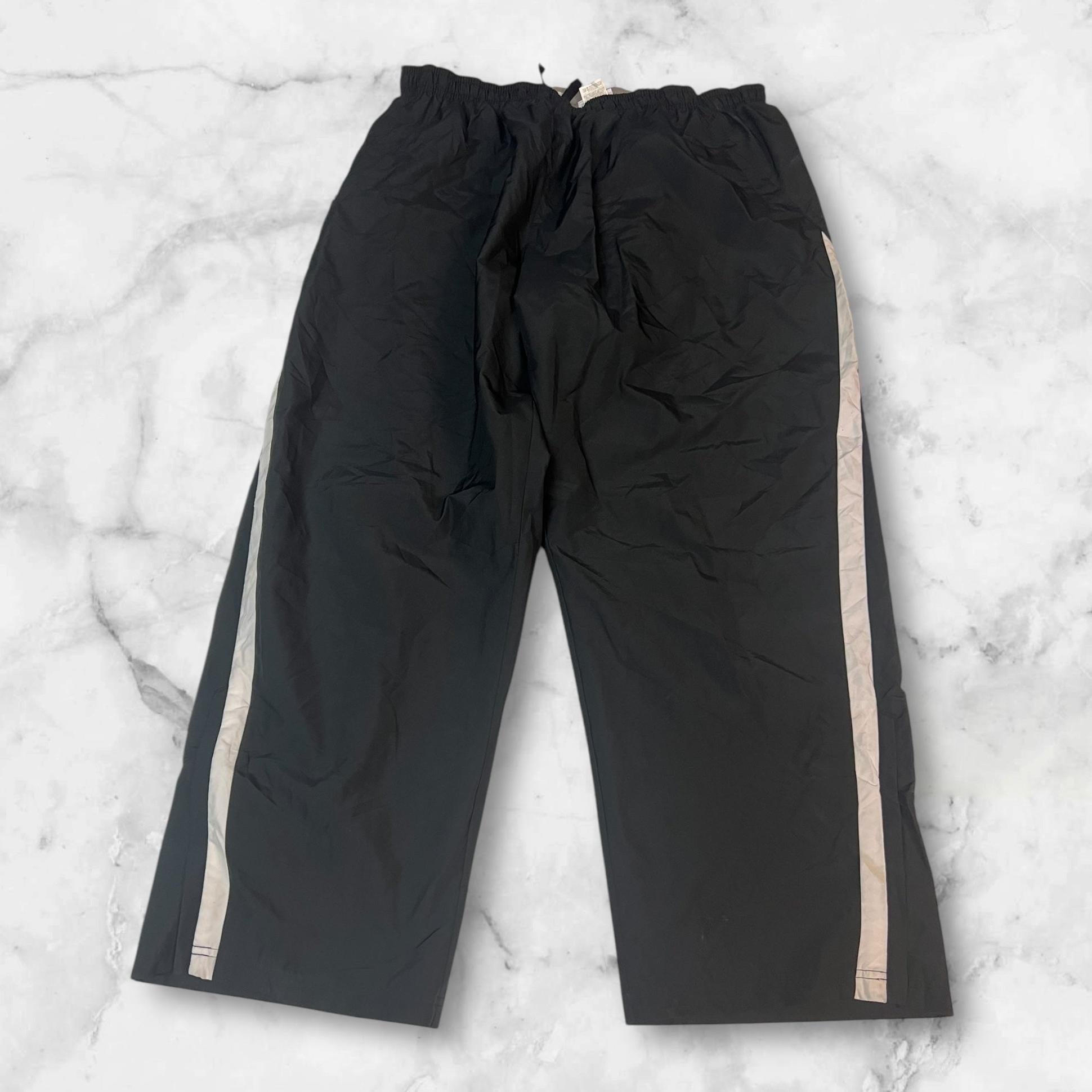 Entdecke unsere Vintage Track Pants von Nike und anderen Marken, erhältlich bei Valuxery.de - Dein Shop für trendige Vintage - Kleidung. Unsere Track Pants sind aus hochwertigen Materialien und