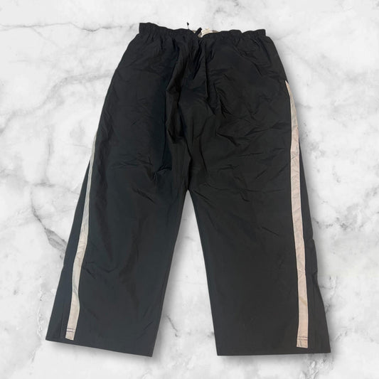 Entdecke unsere Vintage Track Pants von Nike und anderen Marken, erhältlich bei Valuxery.de - Dein Shop für trendige Vintage - Kleidung. Unsere Track Pants sind aus hochwertigen Materialien und