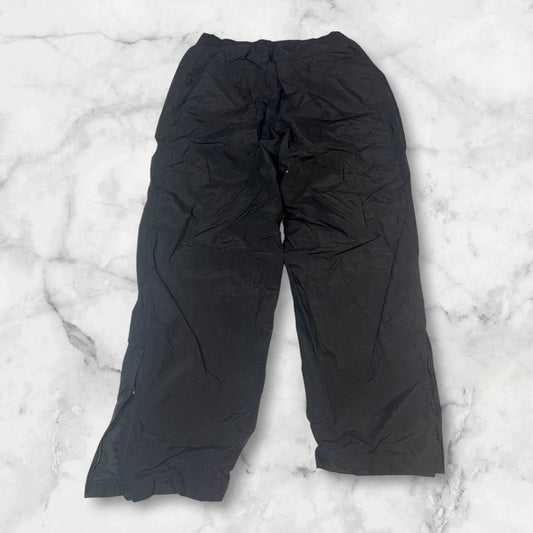 Entdecke unsere Vintage Track Pants von Nike und anderen Marken, erhältlich bei Valuxery.de - Dein Shop für trendige Vintage - Kleidung. Unsere Track Pants sind aus hochwertigen Materialien und