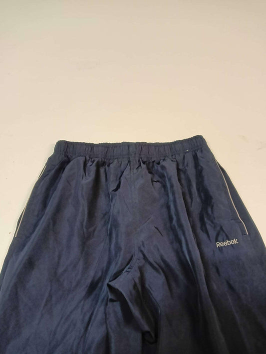 Entdecke unsere Vintage Track Pants von Nike und anderen Marken, erhältlich bei Valuxery.de - Dein Shop für trendige Vintage - Kleidung. Unsere Track Pants sind aus hochwertigen Materialien und