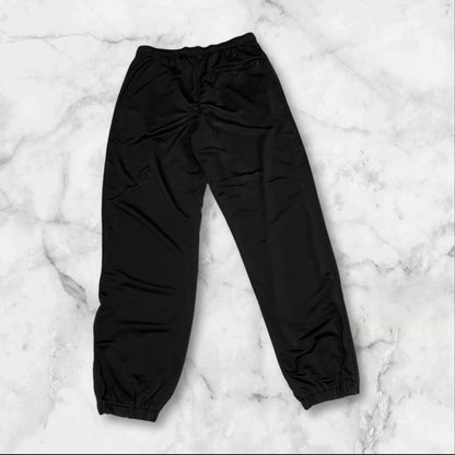Entdecke unsere Vintage Track Pants von Nike und anderen Marken, erhältlich bei Valuxery.de - Dein Shop für trendige Vintage - Kleidung. Unsere Track Pants sind aus hochwertigen Materialien und