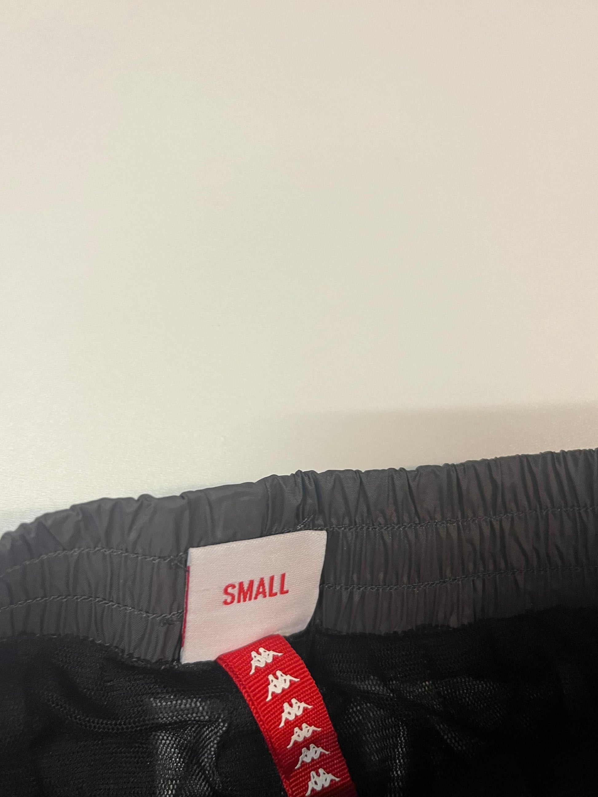 Entdecke unsere Vintage Track Pants von Nike und anderen Marken, erhältlich bei Valuxery.de - Dein Shop für trendige Vintage - Kleidung. Unsere Track Pants sind aus hochwertigen Materialien und