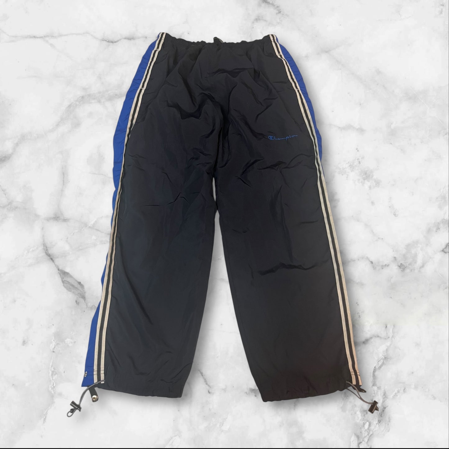 Entdecke unsere Vintage Track Pants von Nike und anderen Marken, erhältlich bei Valuxery.de - Dein Shop für trendige Vintage - Kleidung. Unsere Track Pants sind aus hochwertigen Materialien und