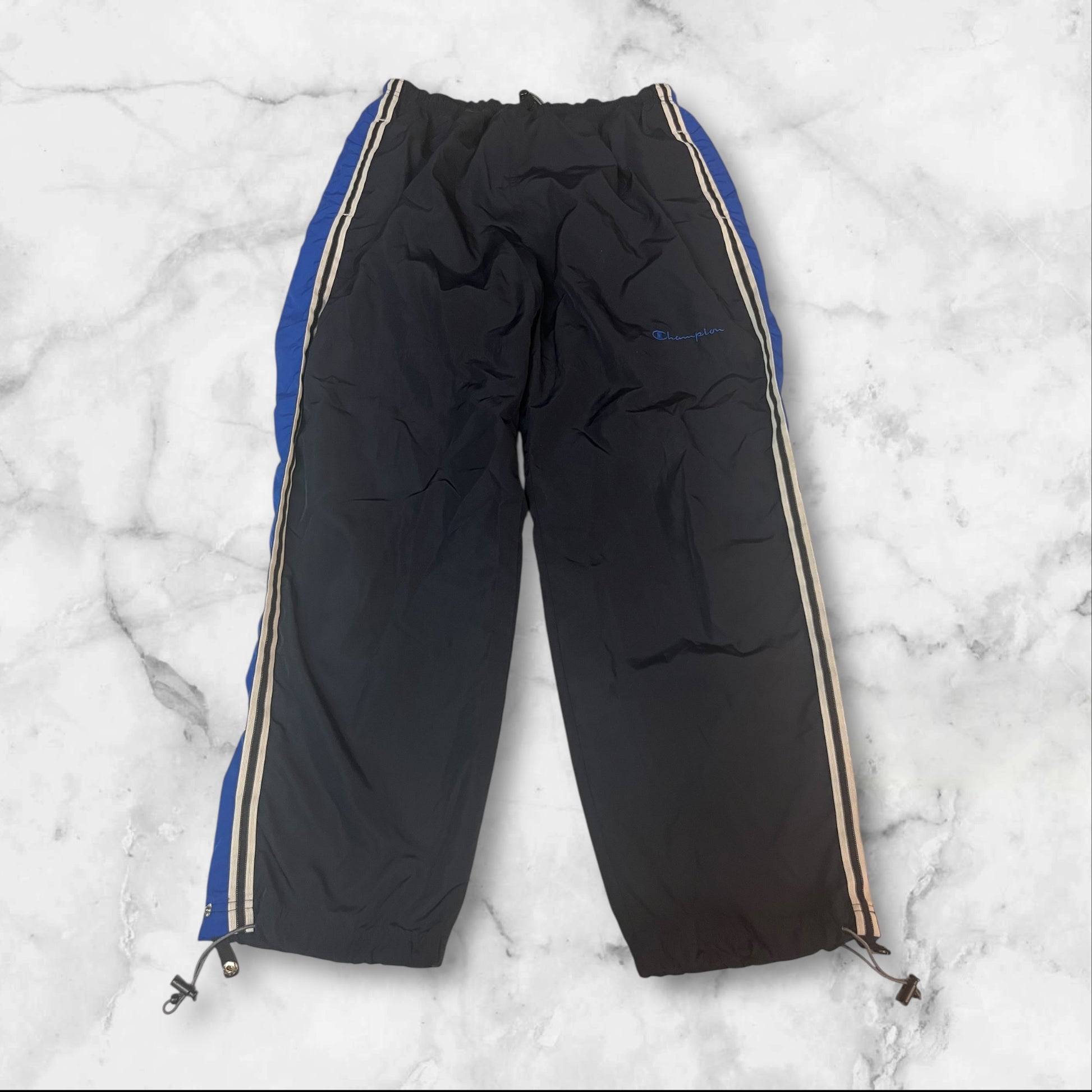 Entdecke unsere Vintage Track Pants von Nike und anderen Marken, erhältlich bei Valuxery.de - Dein Shop für trendige Vintage - Kleidung. Unsere Track Pants sind aus hochwertigen Materialien und