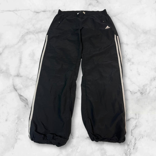 Entdecke unsere Vintage Track Pants von Nike und anderen Marken, erhältlich bei Valuxery.de - Dein Shop für trendige Vintage - Kleidung. Unsere Track Pants sind aus hochwertigen Materialien und