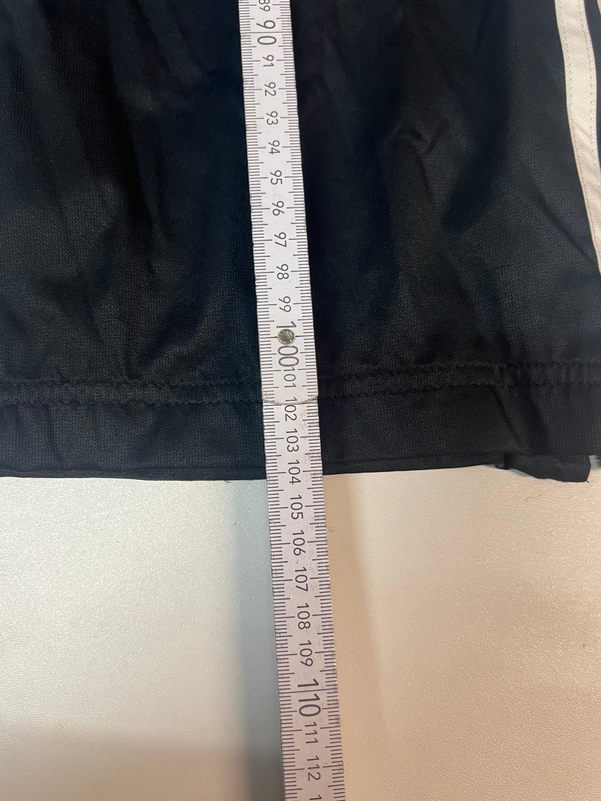 Entdecke unsere Vintage Track Pants von Nike und anderen Marken, erhältlich bei Valuxery.de - Dein Shop für trendige Vintage - Kleidung. Unsere Track Pants sind aus hochwertigen Materialien und