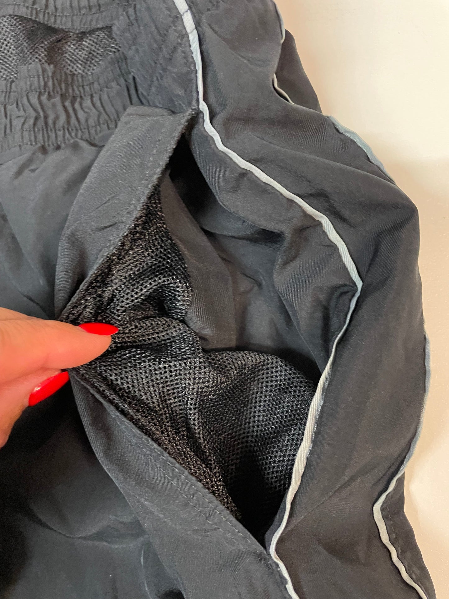 Entdecke unsere Vintage Track Pants von Nike und anderen Marken, erhältlich bei Valuxery.de - Dein Shop für trendige Vintage - Kleidung. Unsere Track Pants sind aus hochwertigen Materialien und