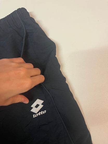 Entdecke unsere Vintage Track Pants von Nike und anderen Marken, erhältlich bei Valuxery.de - Dein Shop für trendige Vintage - Kleidung. Unsere Track Pants sind aus hochwertigen Materialien und