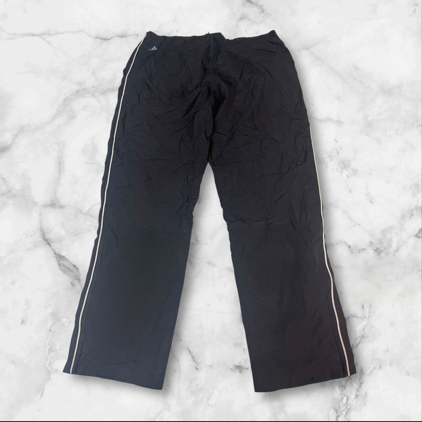 Entdecke unsere Vintage Track Pants von Nike und anderen Marken, erhältlich bei Valuxery.de - Dein Shop für trendige Vintage - Kleidung. Unsere Track Pants sind aus hochwertigen Materialien und
