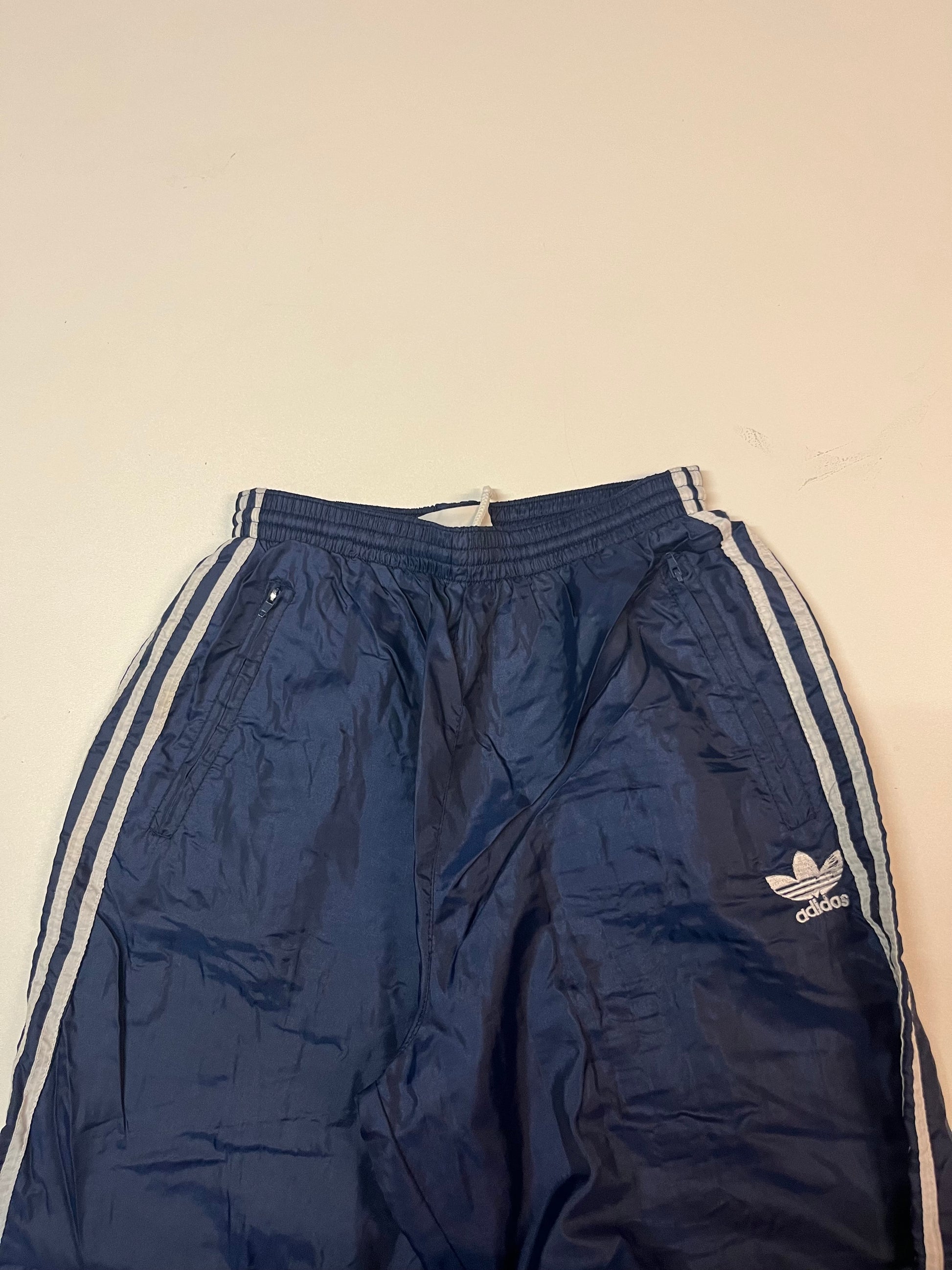 Entdecke unsere Vintage Track Pants von Nike und anderen Marken, erhältlich bei Valuxery.de - Dein Shop für trendige Vintage - Kleidung. Unsere Track Pants sind aus hochwertigen Materialien und