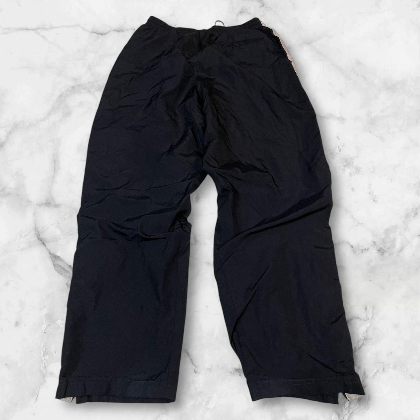 Entdecke unsere Vintage Track Pants von Nike und anderen Marken, erhältlich bei Valuxery.de - Dein Shop für trendige Vintage - Kleidung. Unsere Track Pants sind aus hochwertigen Materialien und