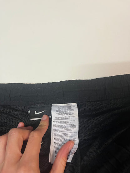 Entdecke unsere Vintage Track Pants von Nike und anderen Marken, erhältlich bei Valuxery.de - Dein Shop für trendige Vintage - Kleidung. Unsere Track Pants sind aus hochwertigen Materialien und