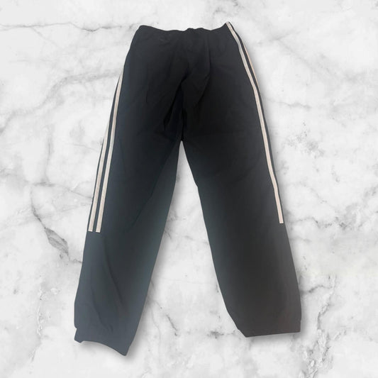 Entdecke unsere Vintage Track Pants von Nike und anderen Marken, erhältlich bei Valuxery.de - Dein Shop für trendige Vintage - Kleidung. Unsere Track Pants sind aus hochwertigen Materialien und