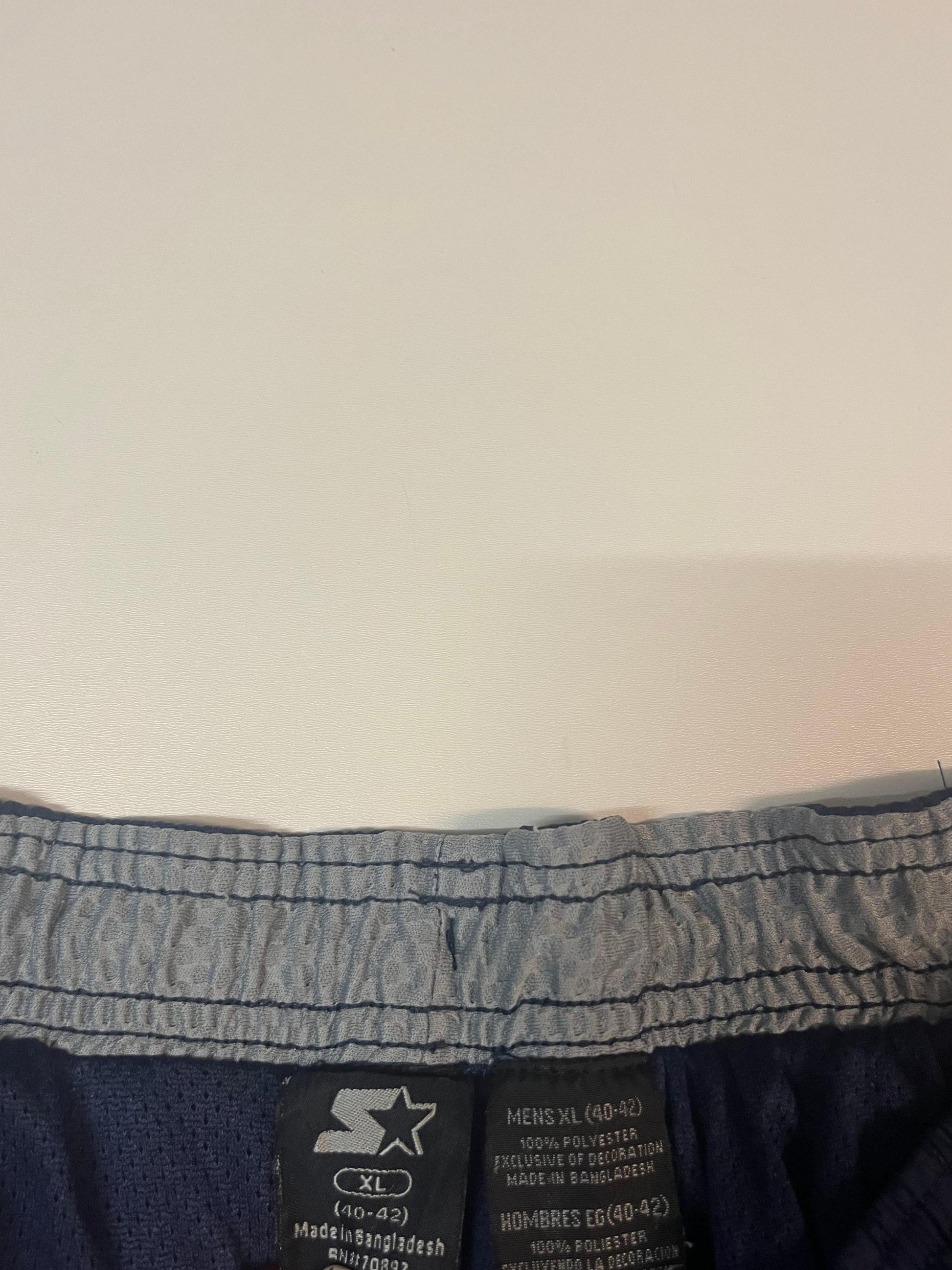 Entdecke unsere Vintage Track Pants von Nike und anderen Marken, erhältlich bei Valuxery.de - Dein Shop für trendige Vintage - Kleidung. Unsere Track Pants sind aus hochwertigen Materialien und