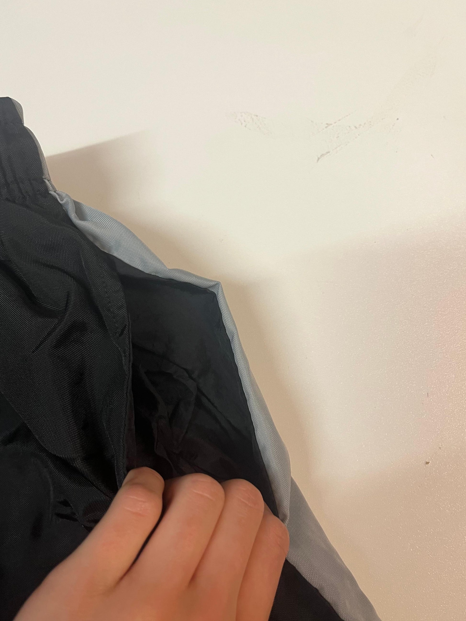 Entdecke unsere Vintage Track Pants von Nike und anderen Marken, erhältlich bei Valuxery.de - Dein Shop für trendige Vintage - Kleidung. Unsere Track Pants sind aus hochwertigen Materialien und