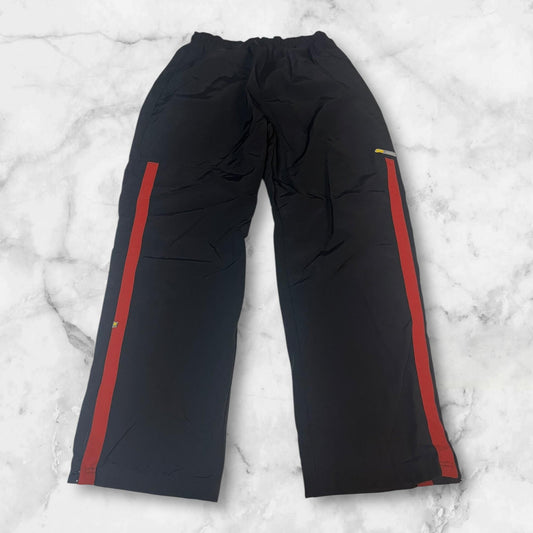Entdecke unsere Vintage Track Pants von Nike und anderen Marken, erhältlich bei Valuxery.de - Dein Shop für trendige Vintage - Kleidung. Unsere Track Pants sind aus hochwertigen Materialien und