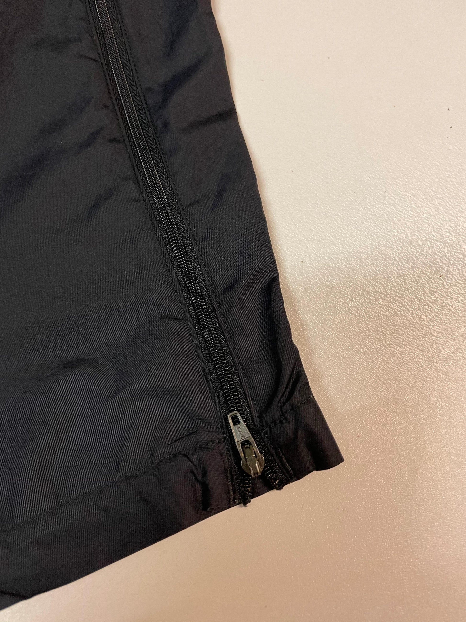 Entdecke unsere Vintage Track Pants von Nike und anderen Marken, erhältlich bei Valuxery.de - Dein Shop für trendige Vintage - Kleidung. Unsere Track Pants sind aus hochwertigen Materialien und