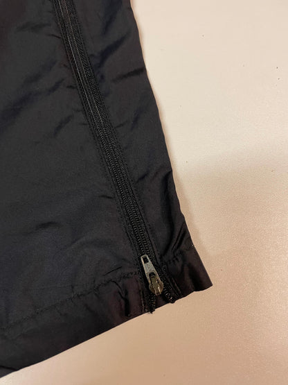 Entdecke unsere Vintage Track Pants von Nike und anderen Marken, erhältlich bei Valuxery.de - Dein Shop für trendige Vintage - Kleidung. Unsere Track Pants sind aus hochwertigen Materialien und