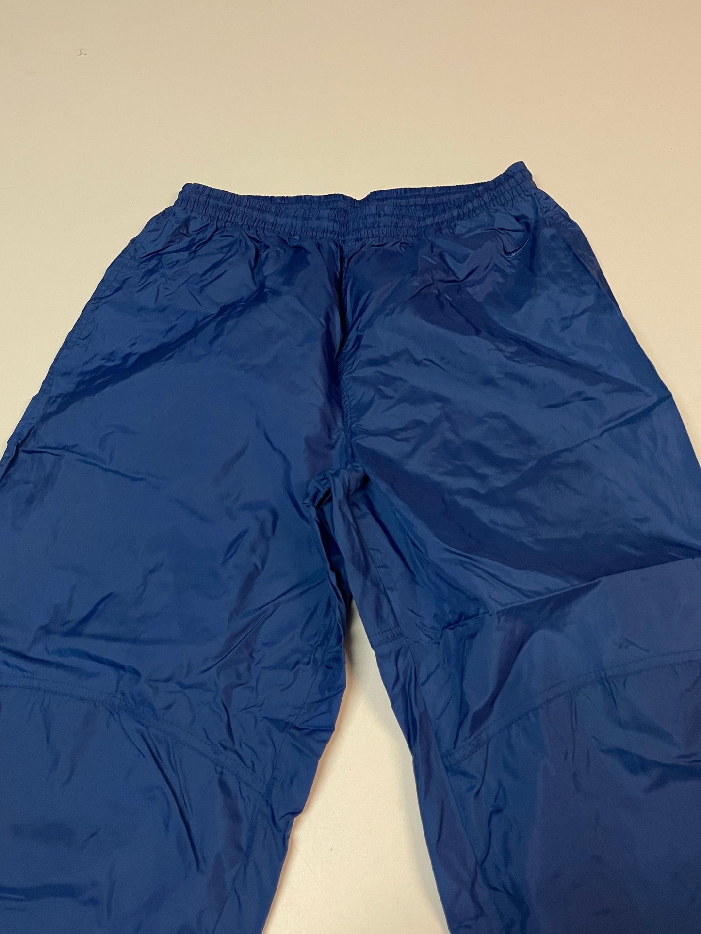 Entdecke unsere Vintage Track Pants von Nike und anderen Marken, erhältlich bei Valuxery.de - Dein Shop für trendige Vintage - Kleidung. Unsere Track Pants sind aus hochwertigen Materialien und